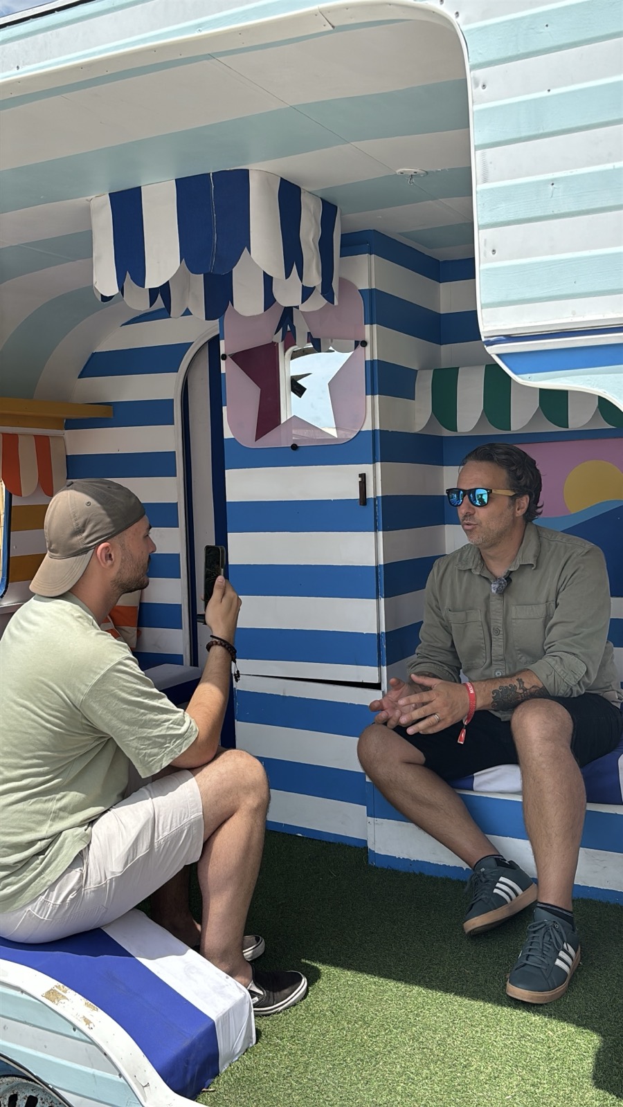 Marco en interview avec le directeur artistique des Francofolies
